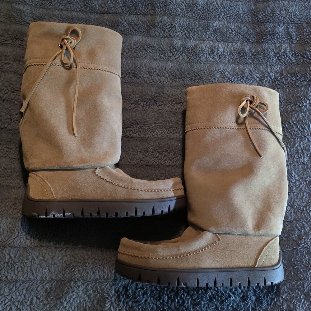 Women’s Manitobah Mukluks Suede Boots in Tan - Picture 3 of 9